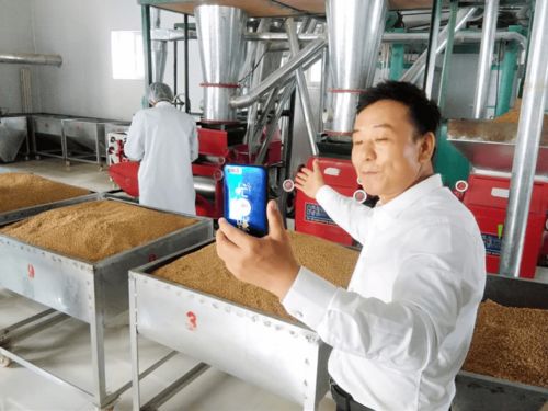 以文藝之光，聚扶貧之力——烏海市文體旅游廣電局文藝采風(fēng)創(chuàng)作與慰問演出活動(dòng)紀(jì)實(shí)